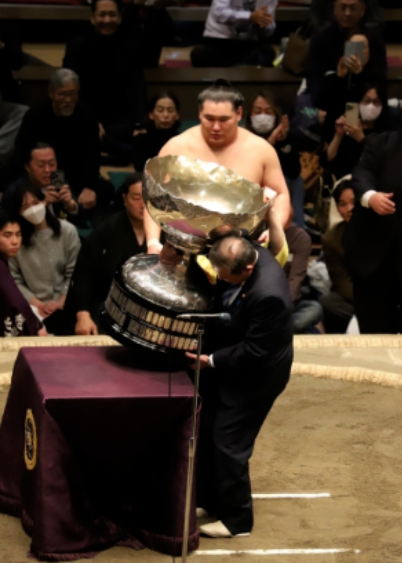 日本选手勇夺银牌，赢得全场掌声