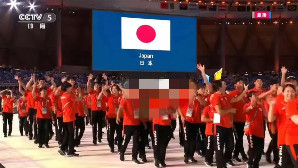 日本选手勇夺银牌，赢得全场掌声