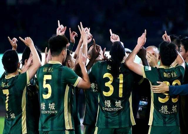 泰山五连胜继续领跑积分榜，国米主帅陷下课危机！的简单介绍